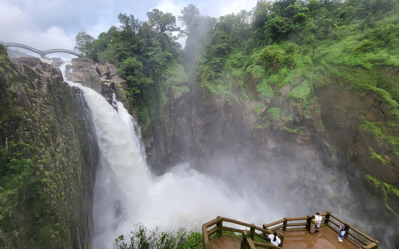 Mawsawdong Falls Nongstoin